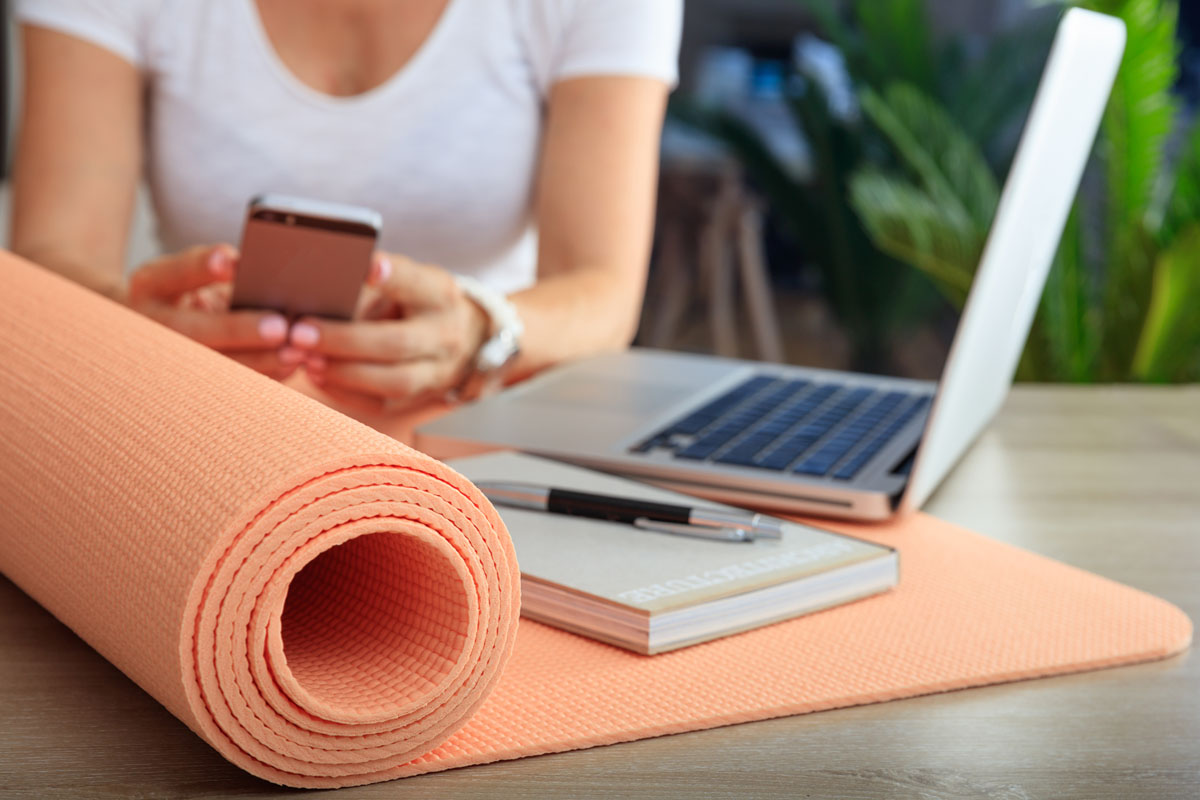 Business Health, Frau mit Yogamatte, Laptop und Handy