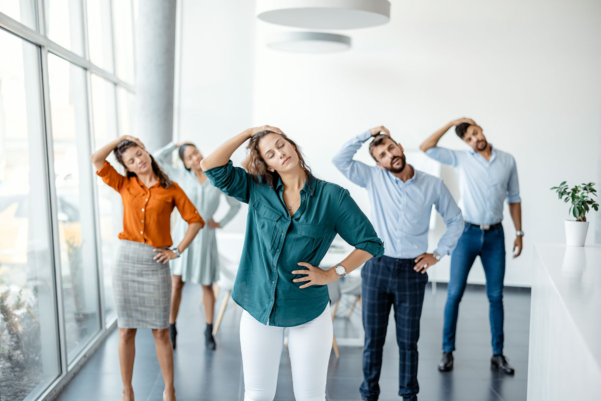 Business Health, Yogagruppe im Büro
