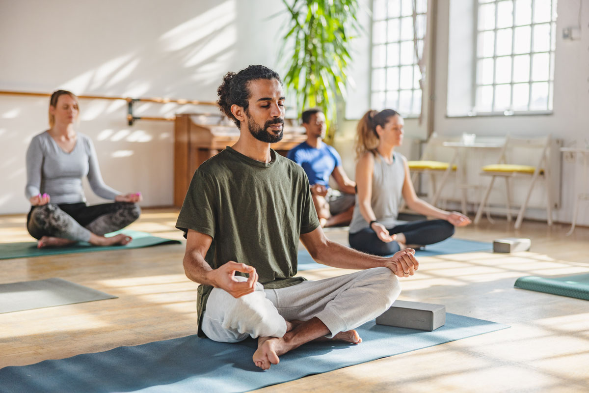 Yogagruppe in einem hellen lichtdurchfluteten Raum